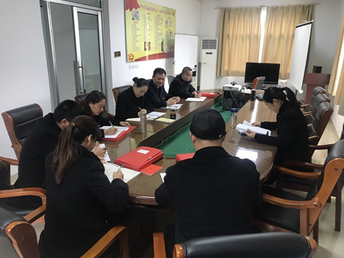 20181212 臨海南收費(fèi)所黨支部組織學(xué)習(xí)《中國共產(chǎn)黨支部工作條例(試行)》 徐蘇蘇攝_副本.jpg