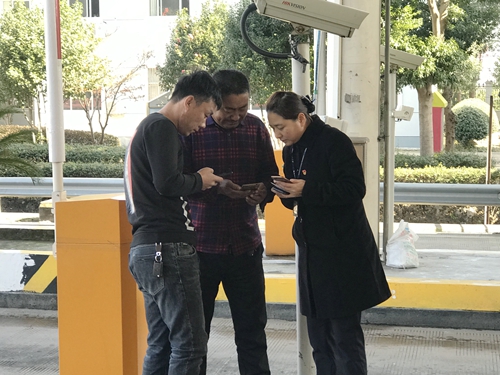 圖為為司乘人員提供路況信息 陳瑩攝_副本.jpg